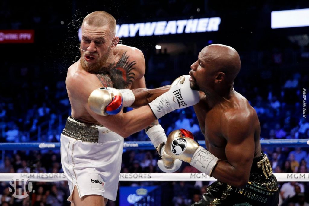 Floyd Mayweather scoort TKO overwinning op Conor McGregor in de tiende ronde