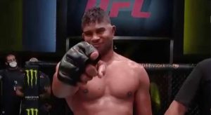 Alistair Overeem wint zijn partij tegen Sakai