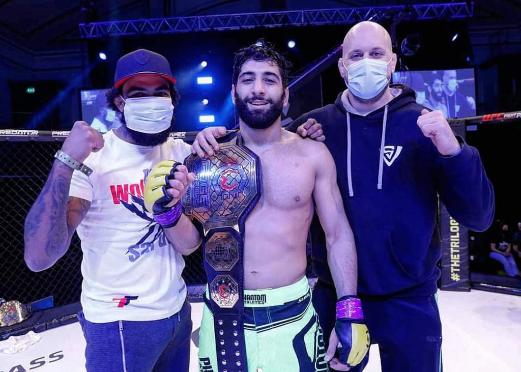 Agy Sardari is de Cage Warriors Lightweight kampioen