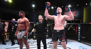 Overeem verliest zijn partij op TKO van Volkov