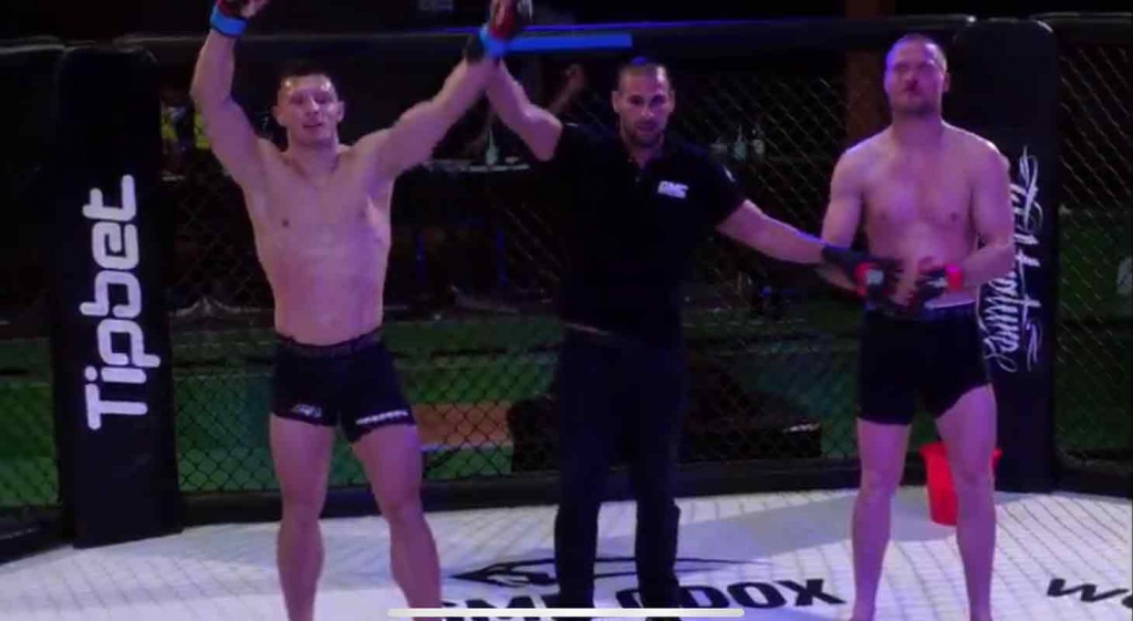 Artur Szczepaniak pakt de winst op TKO bij GMC