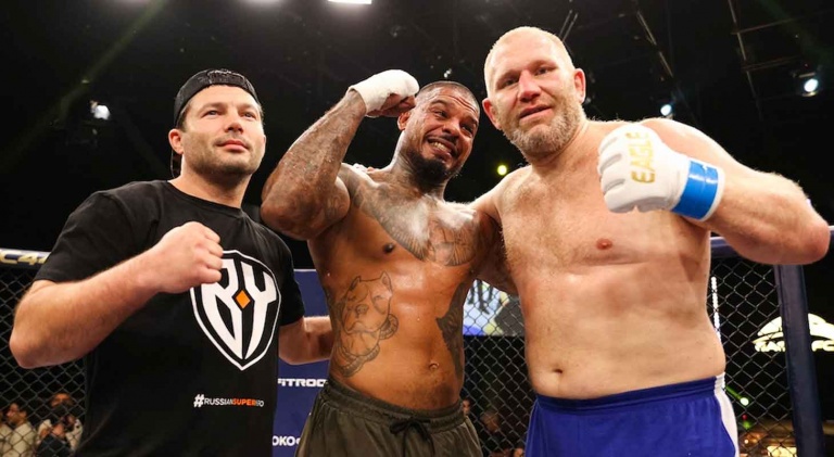 Tyrone Spong verliest zijn partij tegen Sergei Kharitonov bij Eagle FC