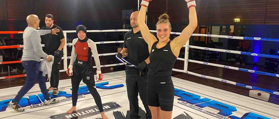 Benita van Rooij wint haar 2de MMA partij via TKO