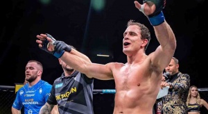 Melvin van Suijdam pakt de winst en gaat door naar de kwart finales